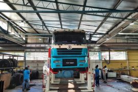 truck being raised on mobile column lifts in trinidad and tobago