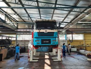 truck being raised on mobile column lifts in trinidad and tobago